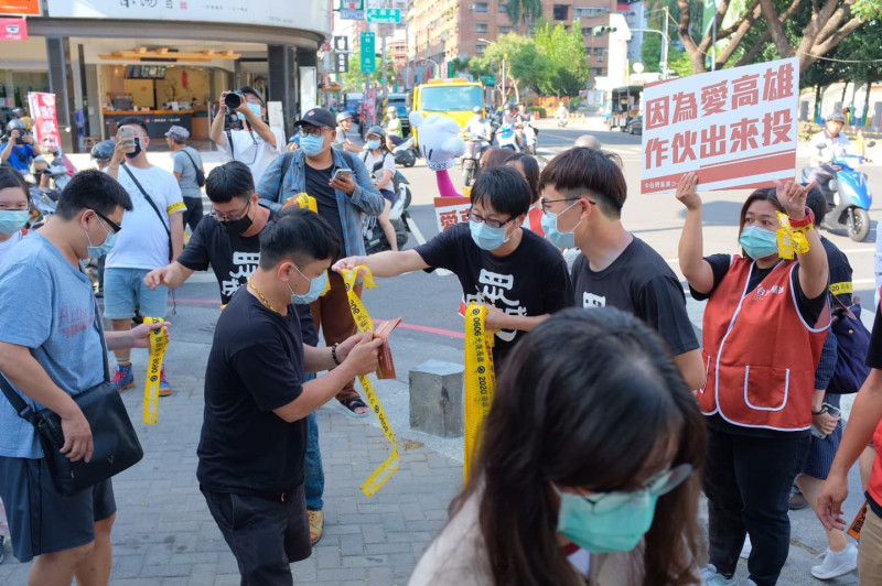 罷韓團體今天在路口發「罷韓黃絲帶」。   圖：翻攝自Wecare高雄