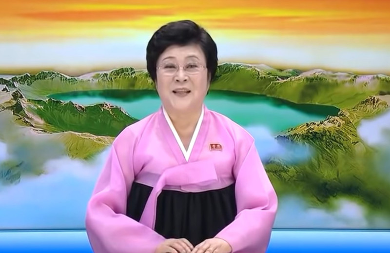 2018年宣布退休的北韓「國寶級」主播李春姬重出江湖報導金正恩神隱後的第一個公開活動。   圖：翻攝朝鮮中央電視台