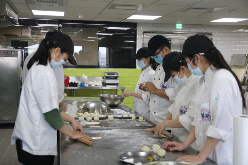 弘光餐旅系學生製作薑黃豬肉餡餅分送給學生。   弘光科大/提供