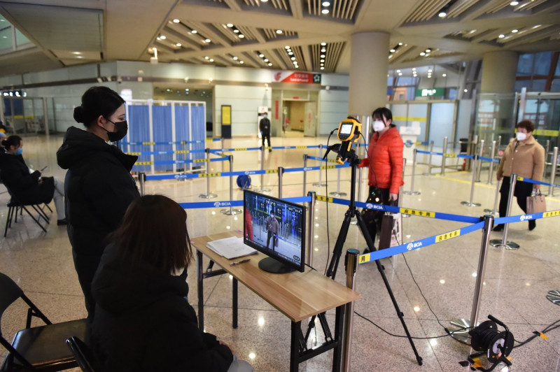 中國民航局近日公告，要求將搭機前往中國的中、外籍乘客需要在登機前5天，於中國駐外使館認定的機構完成核酸檢測。   圖：翻攝自人民日報臉書（資料照）