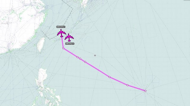 專門追蹤飛機動態的推特帳號「飛機守望」今天顯示，美軍駐關島2架B-1B超音速戰略轟炸機飛向東海執行任務，略過台灣東北海域。   圖 : 翻攝自Aircraft Spots