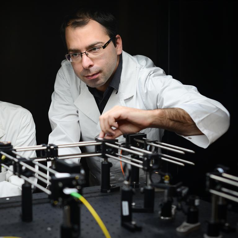 研究人員Nicolas Riesen指出，奈米防偽晶片可以應用在任何可能被仿冒的產品上，且晶片本身不容易被仿造。   圖：取自南澳大學網站