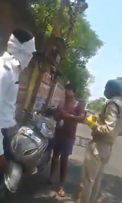 印度一名男子因為沒有配戴口罩被警方攔查開單，竟惱羞成怒搬出父親的名號威脅警方。   圖：翻攝Manoj Sharma推特
