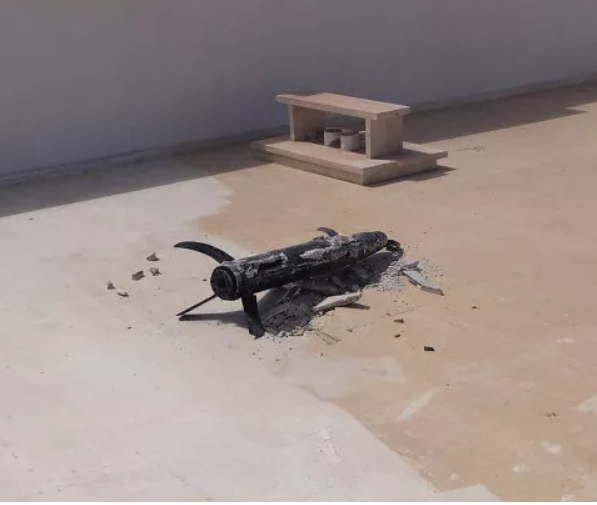 近日有中國網友分享在利比亞首都的黎波里發現一枚中國製造的GP-1B型155毫米雷射導引砲彈的啞彈圖片。   圖：翻攝自候知健微信公眾號