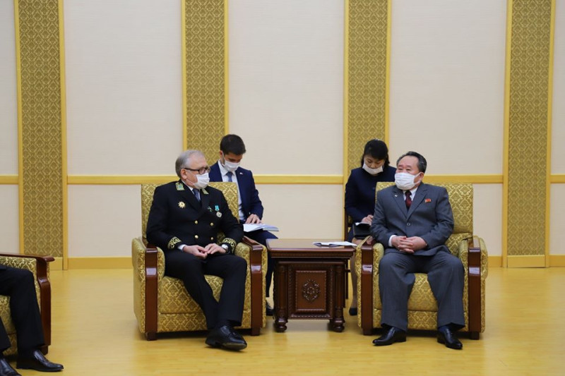 俄羅斯駐朝鮮大使馬採戈拉（前排左起）與朝鮮外相李善權短暫會談，表示將加強兩國交流。   圖：翻攝自俄羅斯駐朝鮮大使館臉書