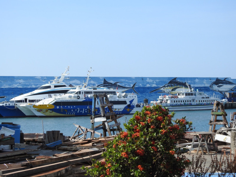 受到疫情影響，台東縣政府宣佈調降富岡漁港之交通船規費。   圖：台東縣政府／提供