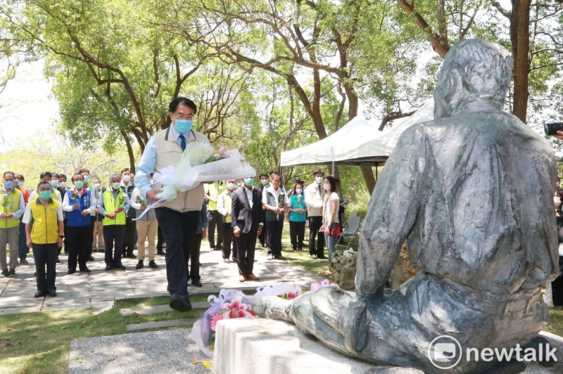 5月8日是八田與一技師逝世78週年紀念日，台南市長黃偉哲今日提前到烏山頭水庫獻花追思。   圖：黃博郎／攝