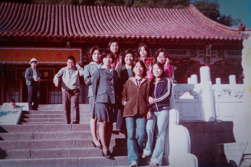 林芸如（中排左）過去於梨山賓館前與遊客合影。   參山處/提供