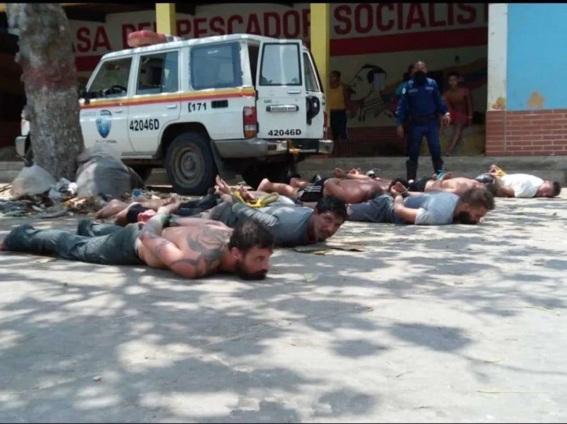 登陸委內瑞拉美國僱傭兵13人被俘，他們被指控企圖推翻總統馬杜洛。   圖：翻攝自天朝野史