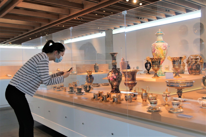 新北市立鶯歌陶瓷博物館即日起至9月20日盛大舉辦「亞熱帶花園─彩繪陶瓷展」。   圖：王峻昌／攝 