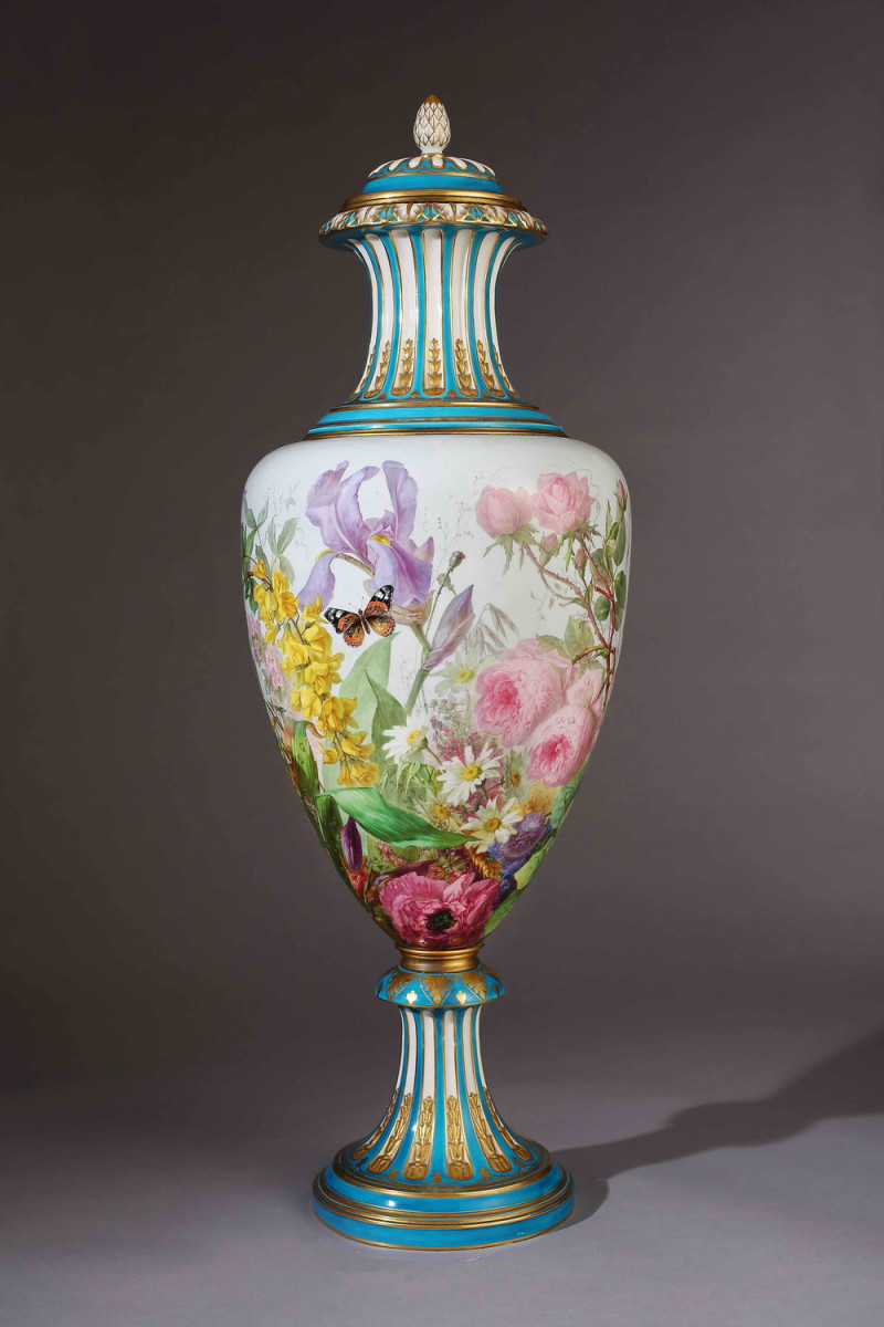 巴黎彩繪工房的《花卉大瓶》。    圖：鶯歌陶瓷博物館提供