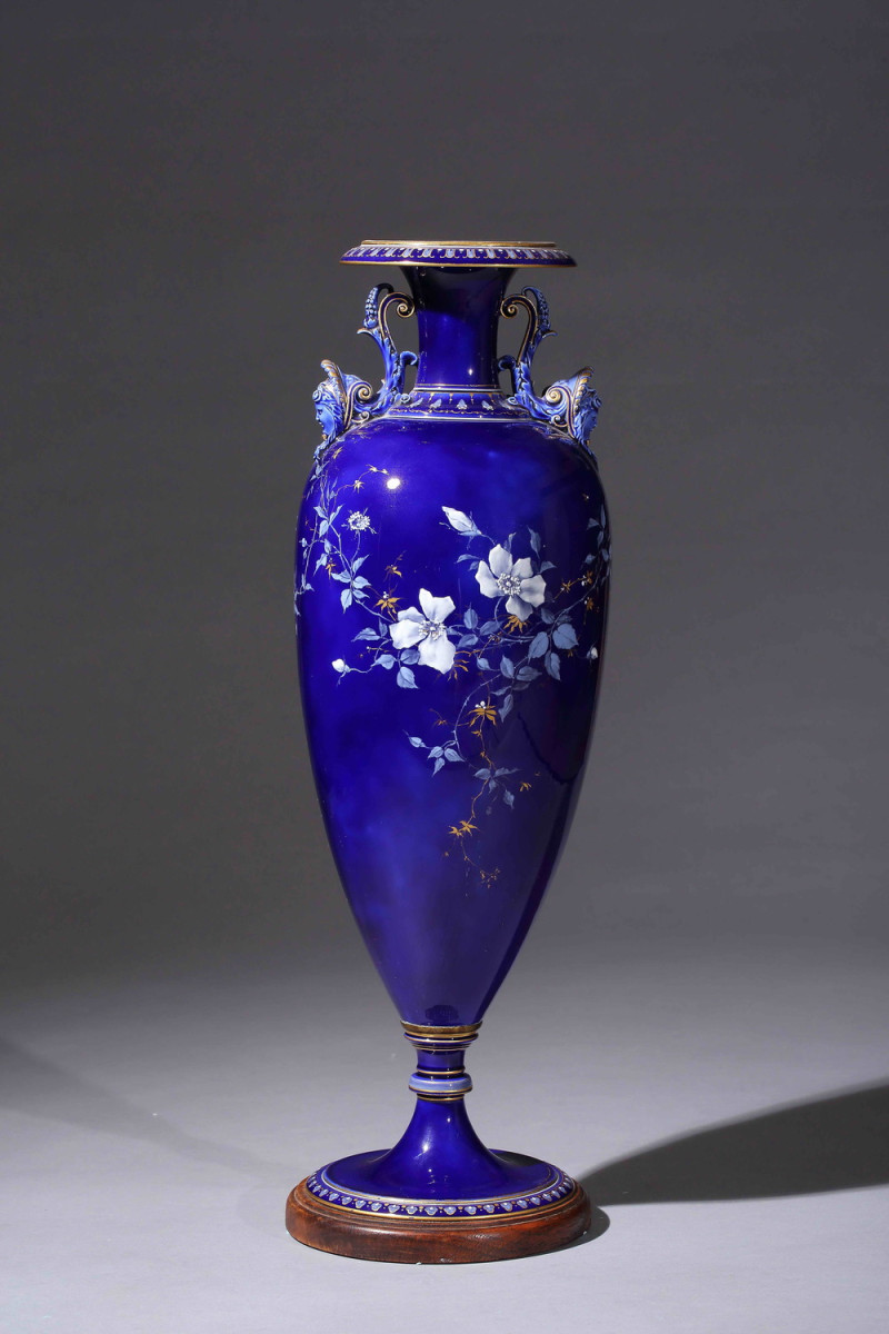法國皇家賽弗爾瓷窯的《藍底白釉瓶》。    圖：鶯歌陶瓷博物館提供