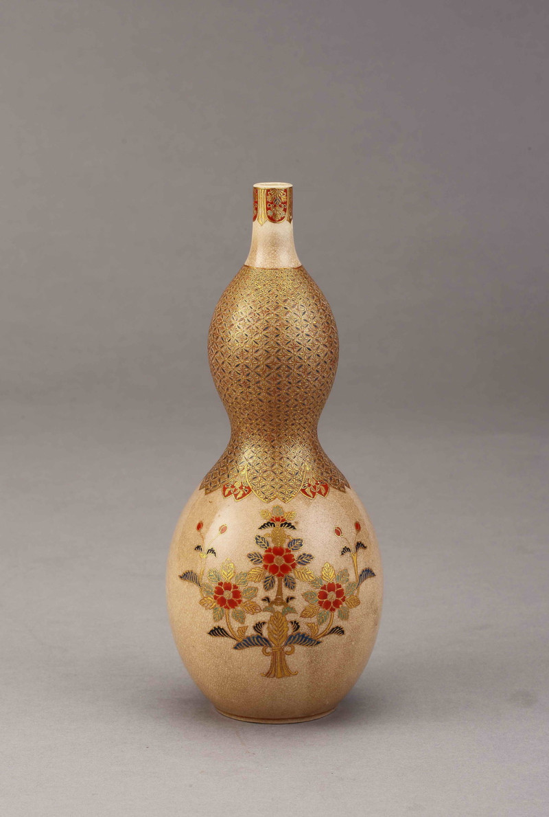 日本彩繪代表性文物的《京薩摩金描木瓜寶相花瓢形花生》。   圖：鶯歌陶瓷博物館提供