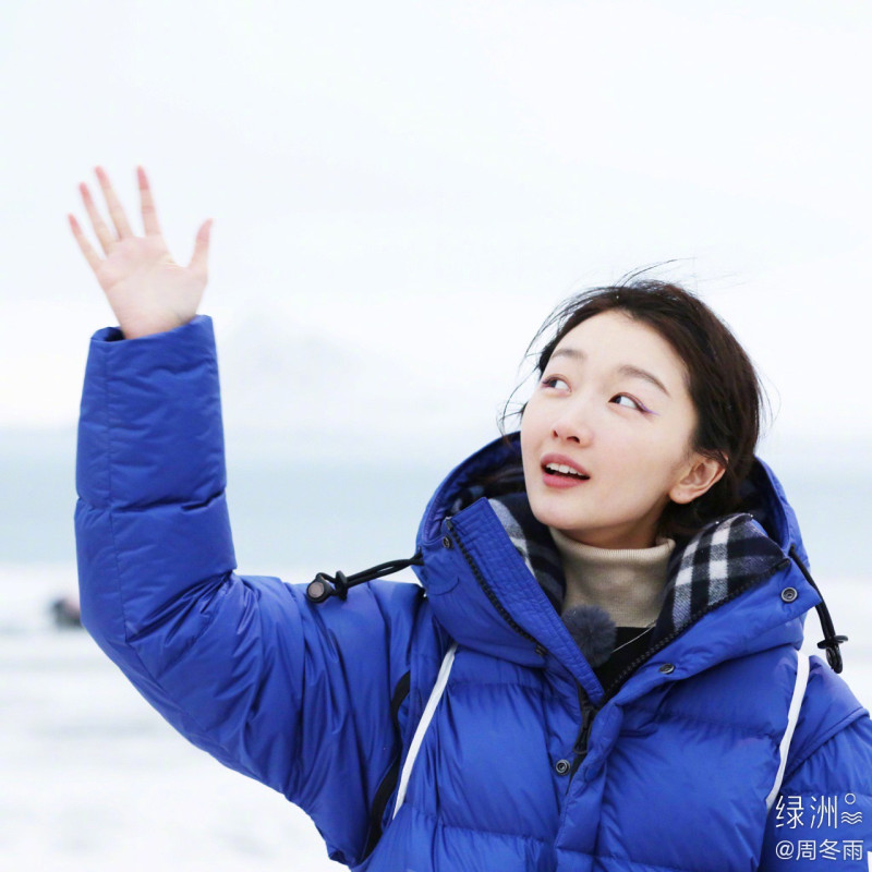 28歲中國女星周冬雨，因清純形象出道，個性率直的她，常有暖心舉動被中國網友曝光。   圖：翻攝周冬雨微博