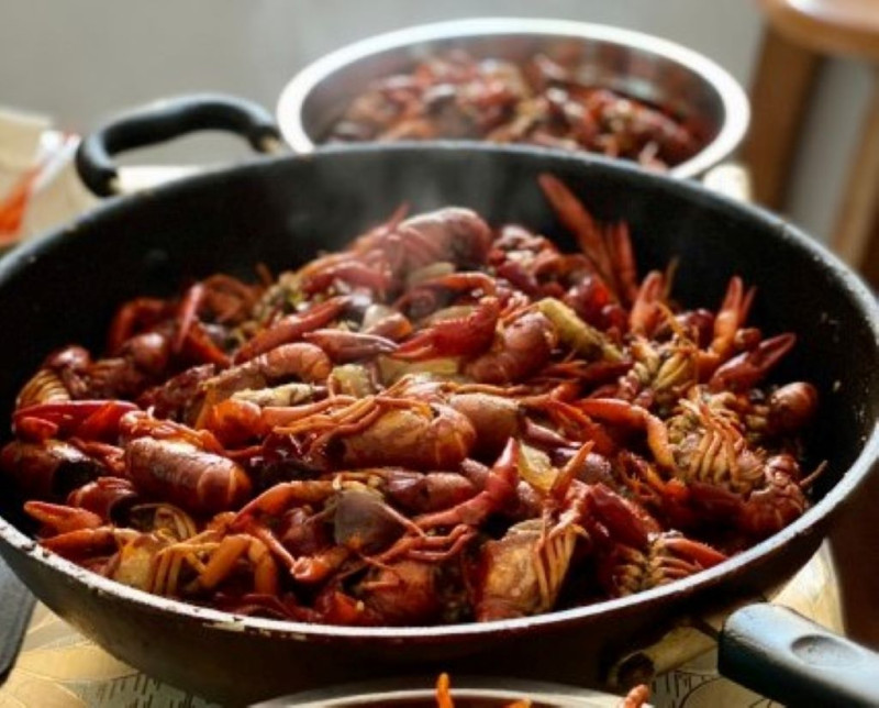「小龍蝦」是中國的國民美食，但今年在中國價格暴跌，跟去年同期相比，已接近腰斬價。   圖：翻攝微博