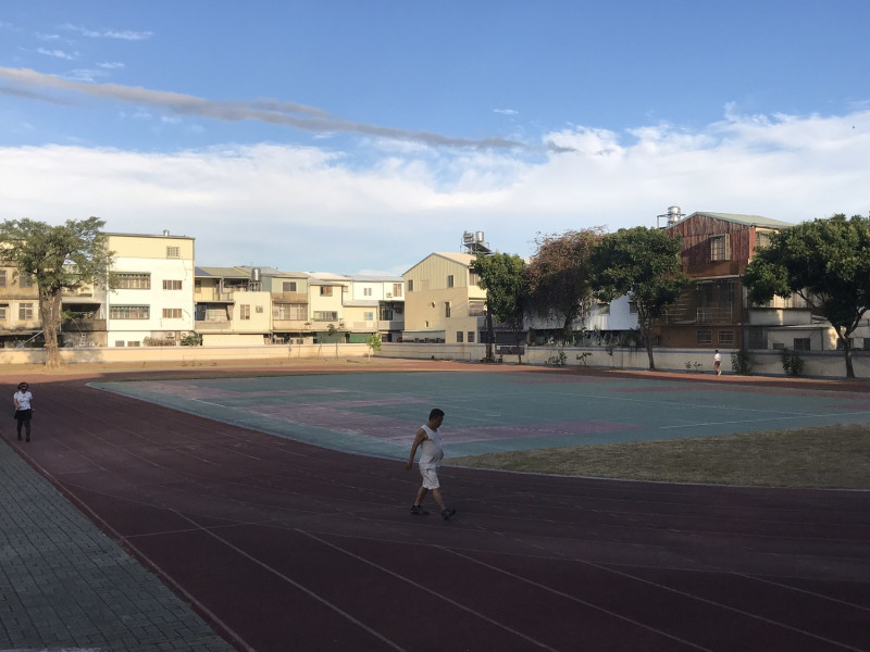 台南中小學校園重新開放民眾運動後，進入校園運動者寥寥無幾。   圖：黃博郎／攝
