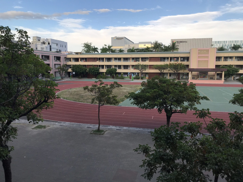 尚未開放校園運動的學校操場在放學後空無一人。   圖：黃博郎／攝