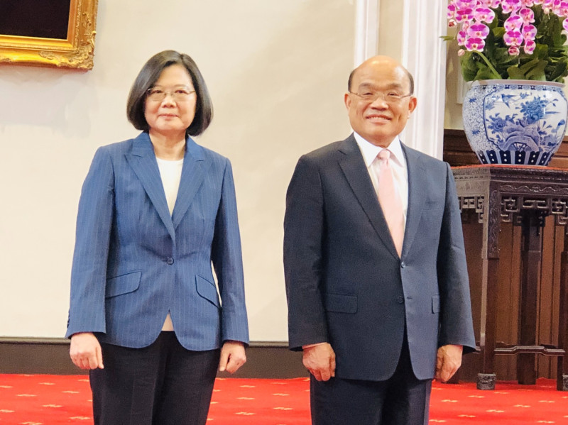 蔡英文總統說，將在520後繼續和行政院長蘇貞昌一起為台灣打拼，兩人在記者會結束前合影。   圖：謝莉慧/攝