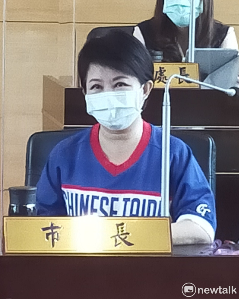 台中市長盧秀燕著棒球衣在議會備詢。   圖：唐復年/攝