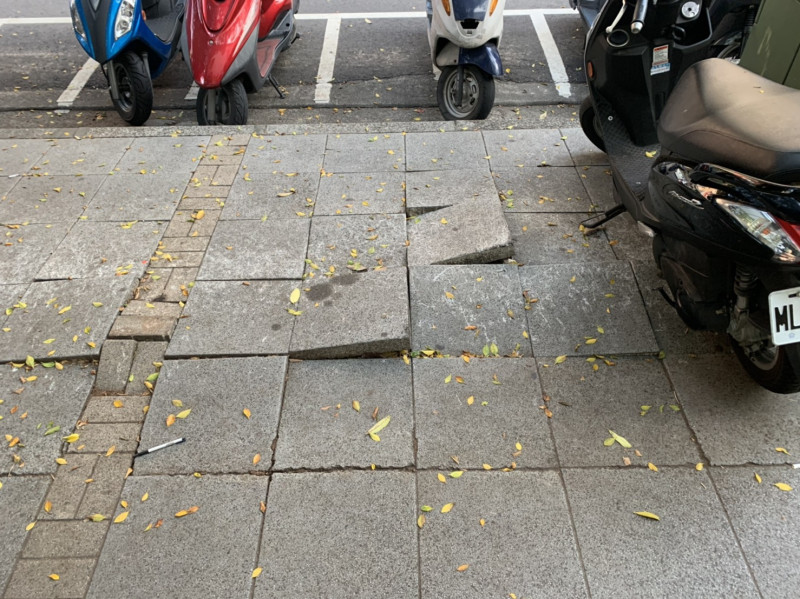 台中州廳周邊市府路人行道崎嶇不平，相關的五局處互踢皮球。   圖 : 台中市議員黃守達/提供