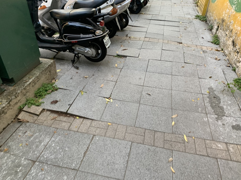 台中州廳周邊市府路人行道崎嶇不平,相關的五局處互踢皮球。 圖 : 台中市議員黃守達/提供