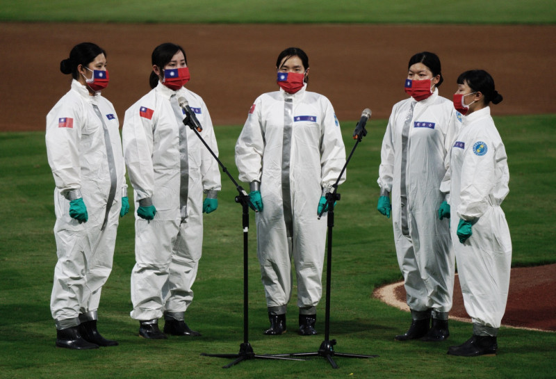 陸軍化學兵在球賽前引領眾人唱國歌。   圖：張良一/攝