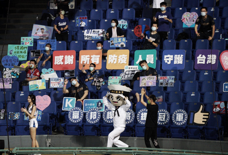 座位席放置「感謝所有防疫人員守護台灣」紙牌。   圖：張良一/攝