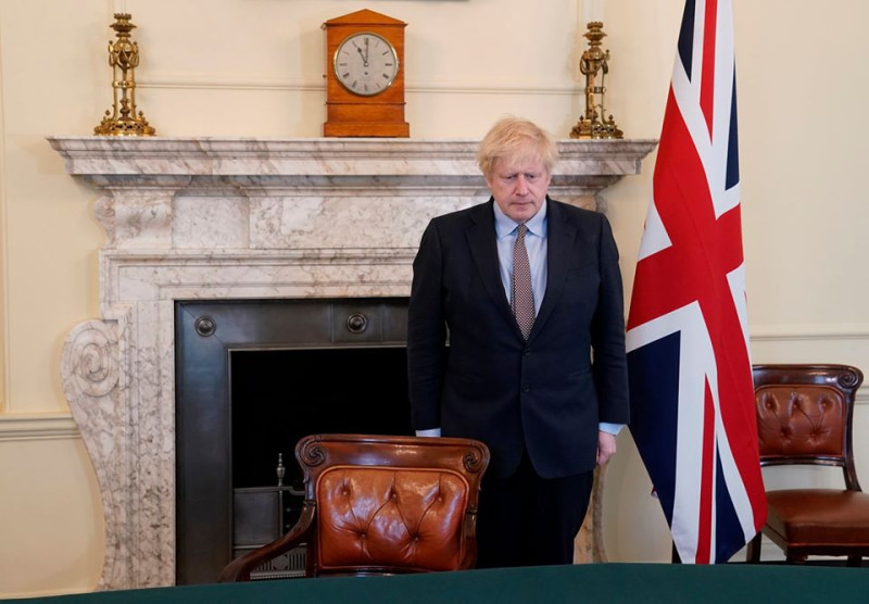 英國首相強生（Boris Johnson）向二戰犧牲者致敬。   圖/Boris Johnson臉書粉專