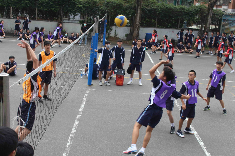 竹林中學母親節活動，國三直升班的排球比賽。   圖：竹林中學提供