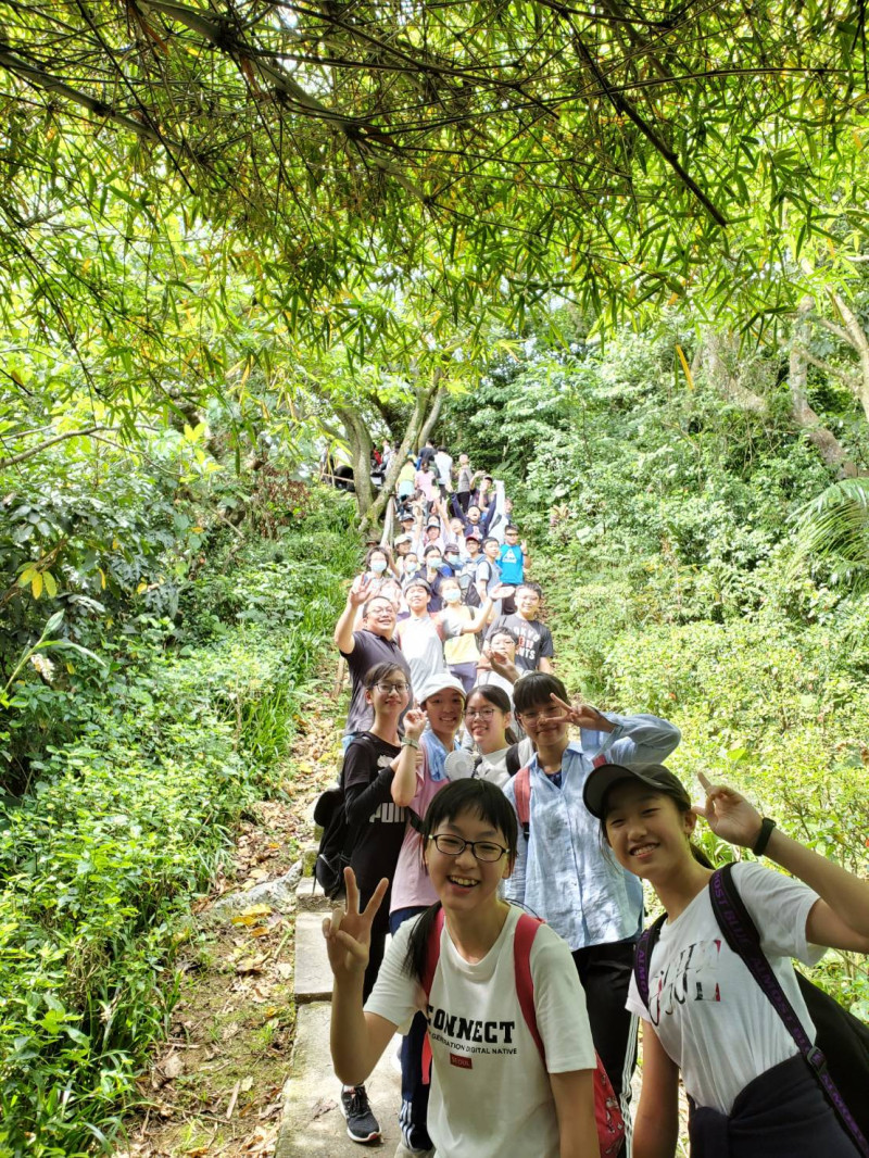 竹林中學母親節活動，國中部一、二年級進行淨山服務學習。   圖：竹林中學／提供