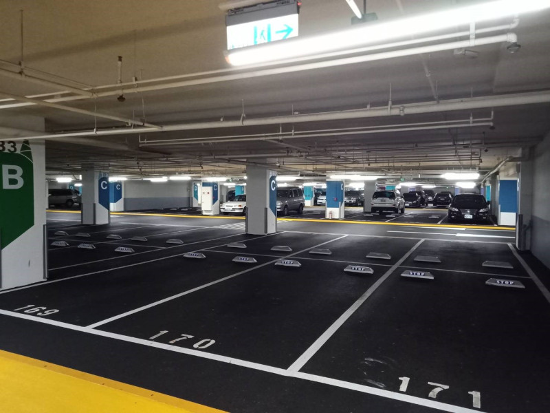 新冠肺炎疫情也影響停車場營運，圖為新北市市民廣場地下停車場常有很多空位。    圖：新北市交通局／提供