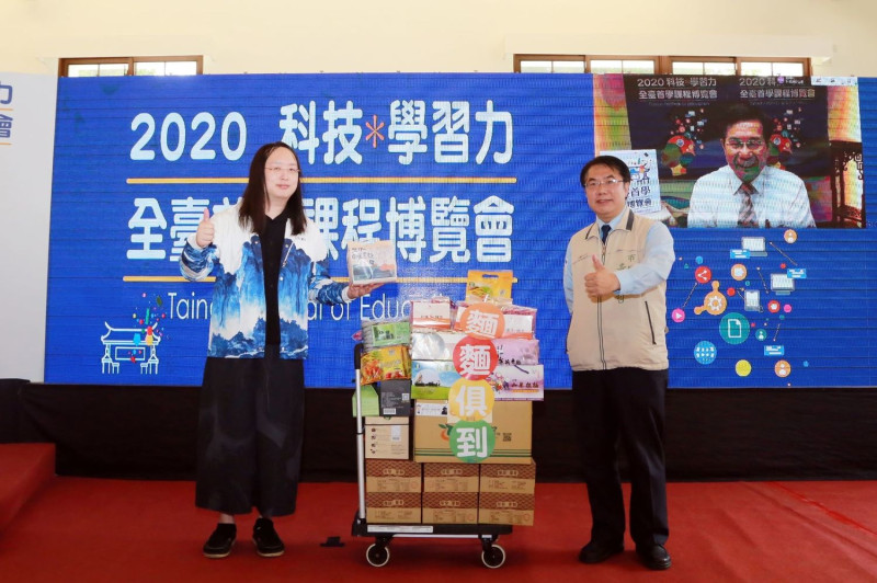 台南市長黃偉哲特盡地主之誼，送上一整車台南特產「麵麵俱到」，為防疫國家隊送暖。   圖：黃博郎／攝