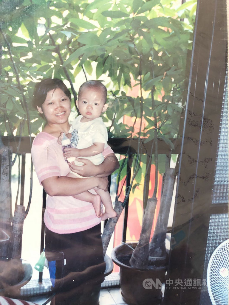 在台北就讀高三的許紫涵，近期發起尋人啟事，希望再見到帶她長大的印尼移工Duwi，向她說聲「我愛你」。   圖/中央社