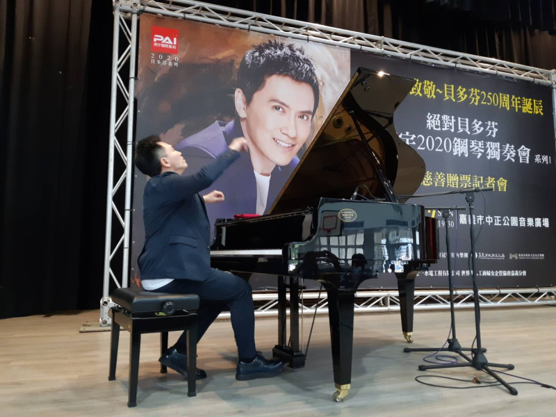 鋼琴王子陳冠宇忘情在台上演奏。   圖：蔡坤龍/攝
