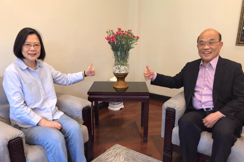 台灣民意基金會董事長游盈隆表示，總統蔡英文（左）、行政院長蘇貞昌（右）是命運共同體，因此蘇貞昌陷入困境，其實是蔡英文很大的危機。   圖：翻攝自蘇貞昌臉書（資料照）