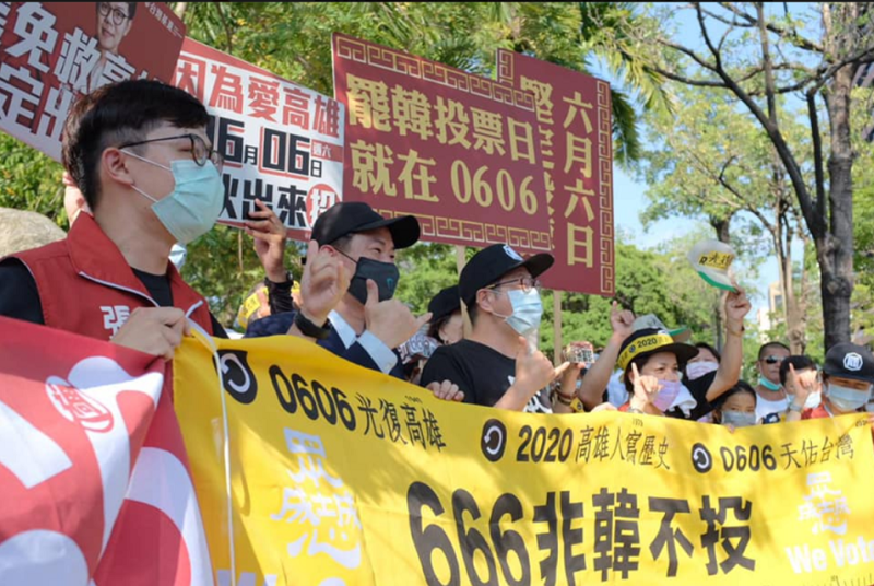台灣基進立委陳柏惟10日也在三民公園出現，發放表支持罷韓的黃絲帶。   圖：翻攝自台灣基進臉書