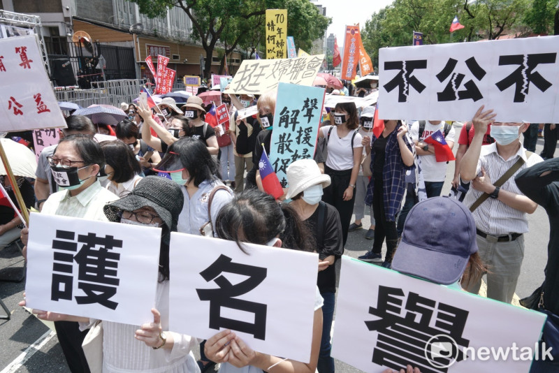 大約五百位民眾在現場抗議,這是武漢肺炎疫情爆發以來,立法院外最大的一場抗議陳情活動。 圖:張良一/攝
