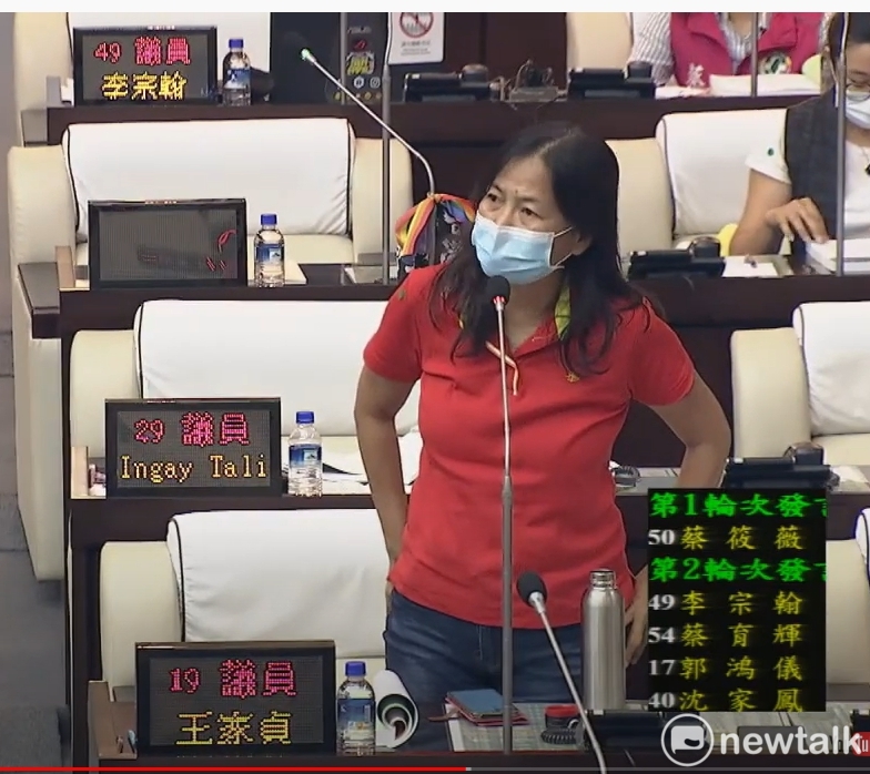 王家貞等國民黨議員呼籲台南市政府應自行設計一套防疫旅遊SOP，開放公單位的自強活動和市政參訪。   圖：黃博郎／攝