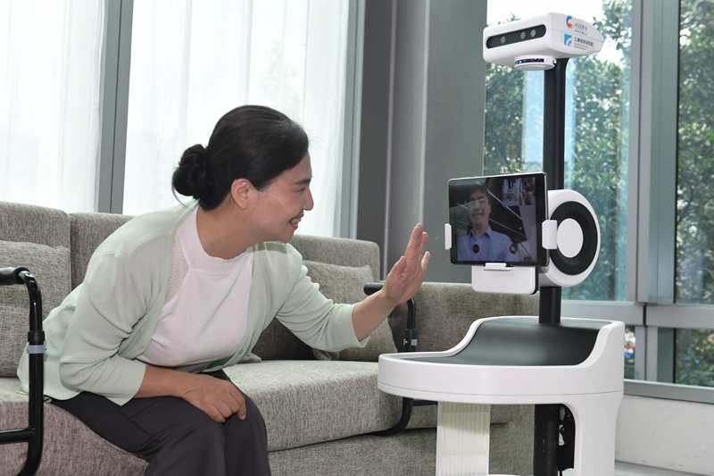 工研院說明，「PECOLA樂齡陪伴機器人」可陪伴失智的獨居長者，並彙集其資訊給子女，讓子女能即時掌握老人家的生活近況，並為雙方建立良好的溝通管道。   圖：工研院／提供