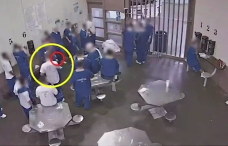 美國洛杉磯監獄內的囚犯疑似為了早日出獄，故意共用口罩、飲用水讓自己染上新冠病毒。   圖：翻攝自Youtube