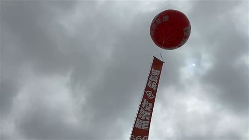 罷韓紅色氣球以白色字體寫上「666投票罷」。   圖:台灣基進/提供