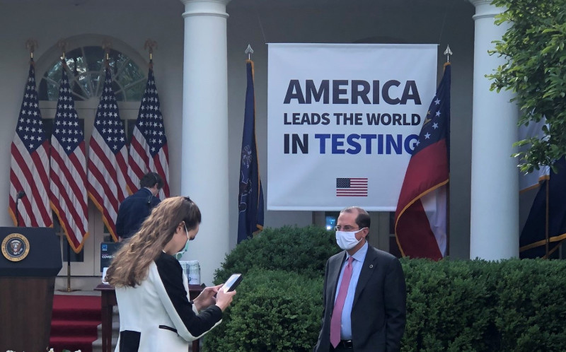 川普在一處大型標誌前說話，這項標誌寫道「美國在病毒檢測引領全世界」。   圖：翻攝自twitter@weijia