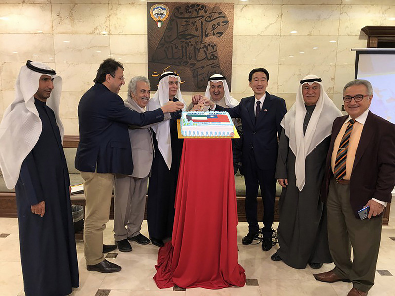 科威特-台灣友好協會1月成立，科威特王室杜亞基親王（右4）、會長穆斯塔法（左4）、駐科威特代表牟華瑋（右3）及友台人士與會。   圖：駐科威特代表處提供