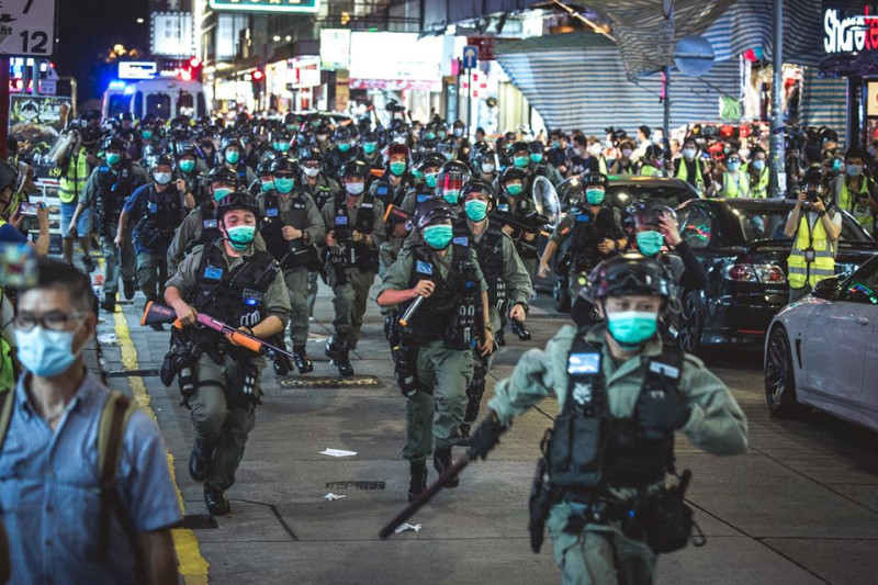 5月10日晚約11時，香港旺角山東街戒備的警員及從內街衝出的警員展開突擊，圍捕約230人。   圖：翻攝自香港UPS社媒臉書/KH