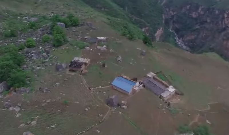 四川涼山州昭覺縣支爾莫鄉的阿土列爾村，又被稱為「懸崖村」。   圖：翻攝自Youtube