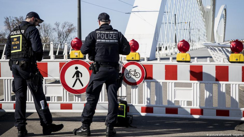 德國警察在音疫情封鎖的德法邊境橋上執勤。   圖：翻攝德國之聲網頁
