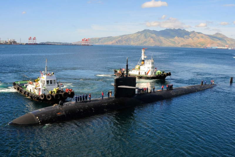 牽涉到南海主權爭議，菲律賓蘇比克灣一直是美國海軍在亞太地區的重要據點之一，圖為洛杉磯級攻擊潛艇布雷默頓號（SSN 698）正停靠。   圖：翻攝自美國海軍flickr/Jared Aldape
