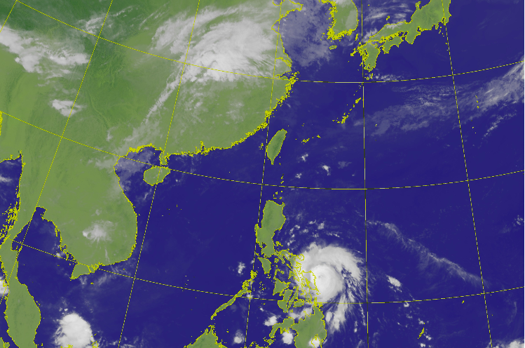 中央氣象局表示，今（14）日凌晨2時中度颱風「黃蜂」，中心位於台灣東南方約1290公里的海面上，向西轉西北西朝菲律賓移動   圖：擷取自中央氣象局官網