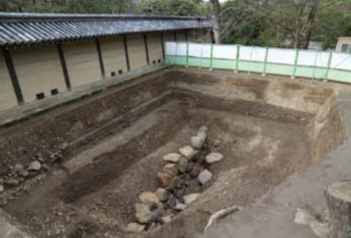 日本京都市埋藏文化財研究所宣布挖出幻の「京都新城」，占地相當廣大，圖為一小部分。   圖：翻攝自京都市埋藏文化財研究所