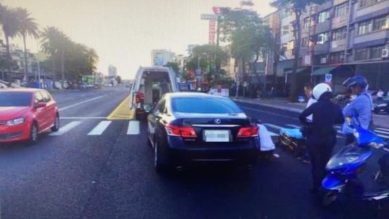 民進黨高雄市議員韓賜村， 7 日傍晚自行開車行經高雄市小港區，和余姓男子發生車禍，余男被送醫後，於 12 日宣告不治。車禍的肇事責任歸屬仍在釐清中，今（14）日驚傳余男妻子於住處墜樓，全身多處骨折送醫搶救中。   圖 : nownews/提供